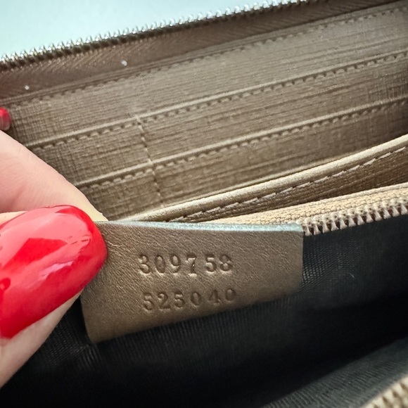 Authentic GUCCI GG Supreme Wallet - Picture 6 of 11